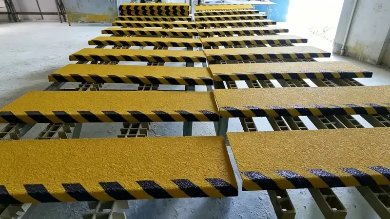 Yellow-black warning anti-slip FRP fiberglass stair treads for industrial platform