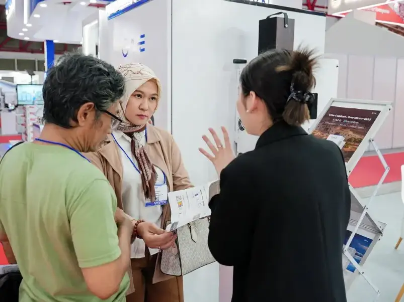 Mingchi FRP representative discussing composite product solutions with visitors at an industry exhibition