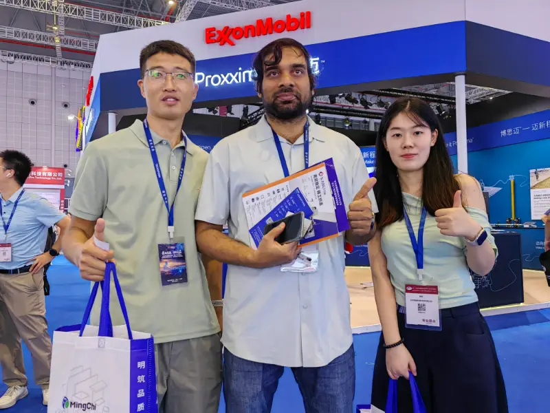 Mingchi FRP team meeting an international customer at the China Composites Expo